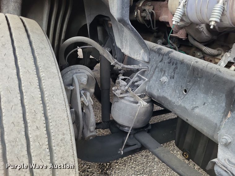 image for item MO9686 2015 Freightliner Cascadia 113  semi truck