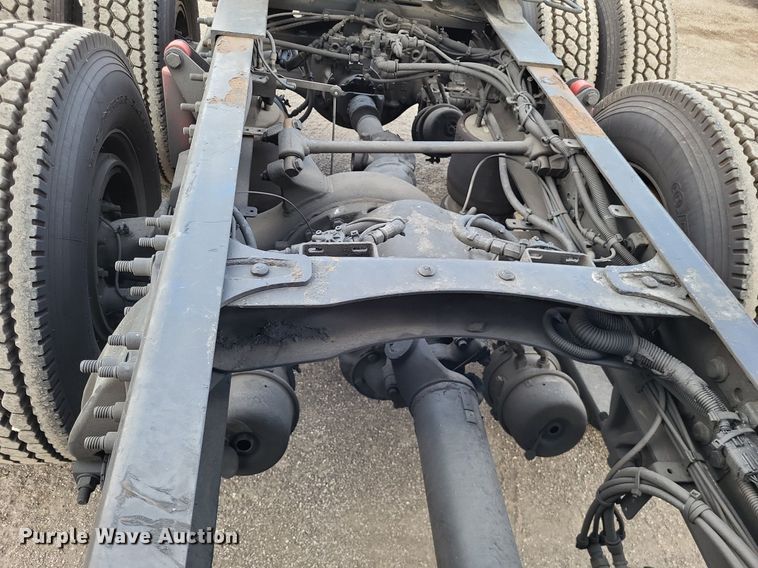 image for item MO9686 2015 Freightliner Cascadia 113  semi truck