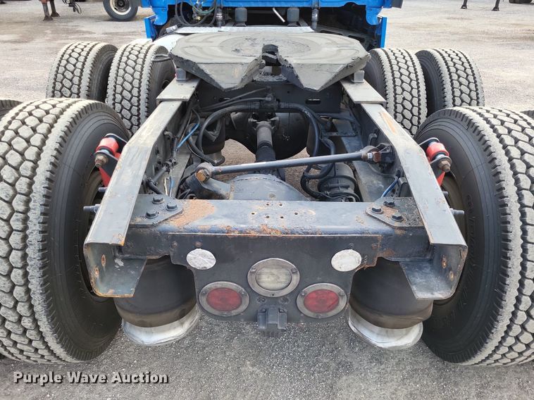 image for item MO9686 2015 Freightliner Cascadia 113  semi truck