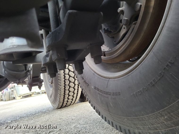 image for item MO9686 2015 Freightliner Cascadia 113  semi truck