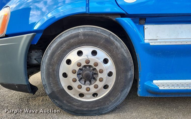 image for item MO9686 2015 Freightliner Cascadia 113  semi truck