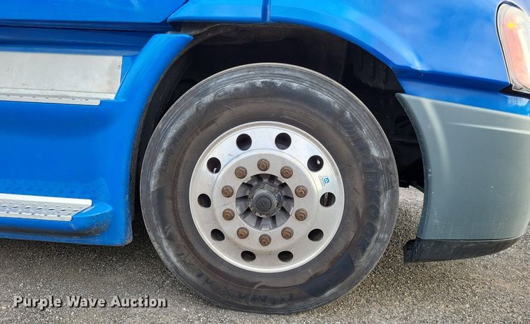 image for item MO9686 2015 Freightliner Cascadia 113  semi truck