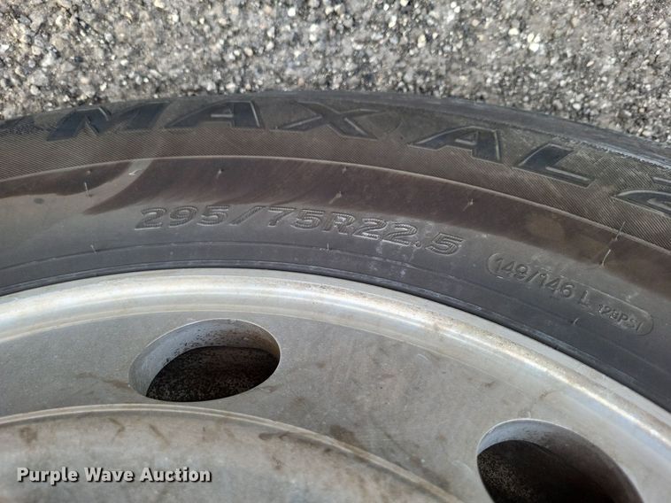 image for item MO9686 2015 Freightliner Cascadia 113  semi truck