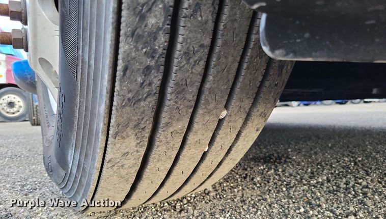 image for item MO9686 2015 Freightliner Cascadia 113  semi truck