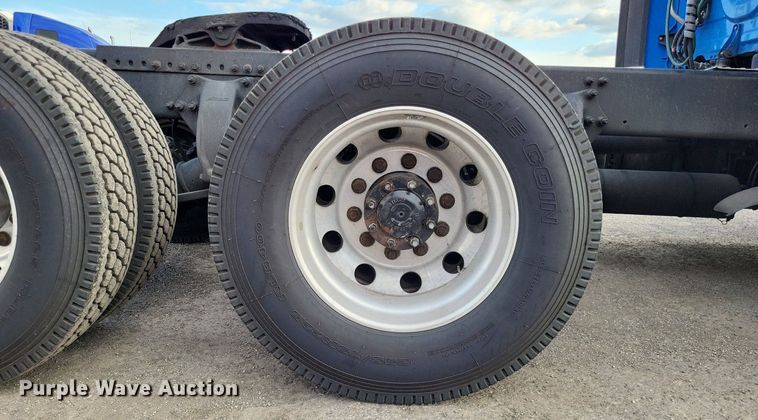 image for item MO9686 2015 Freightliner Cascadia 113  semi truck