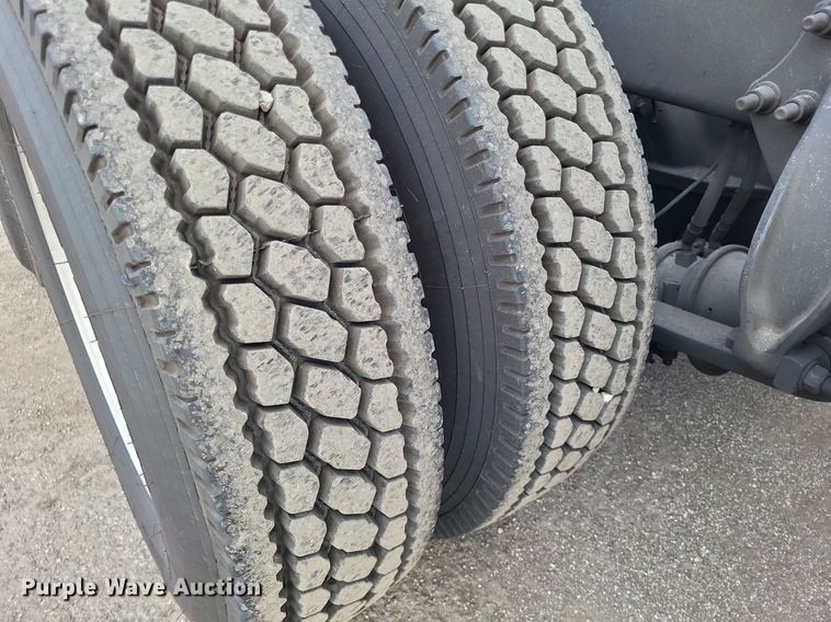 image for item MO9686 2015 Freightliner Cascadia 113  semi truck