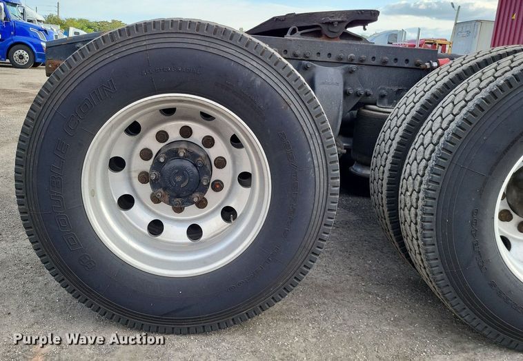 image for item MO9686 2015 Freightliner Cascadia 113  semi truck