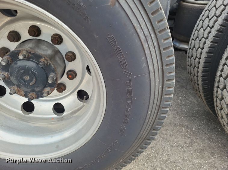 image for item MO9686 2015 Freightliner Cascadia 113  semi truck