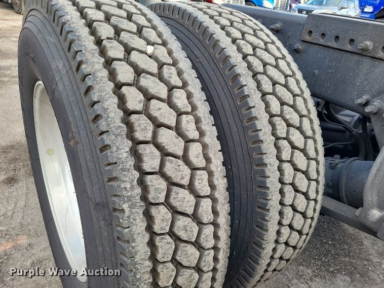 image for item MO9686 2015 Freightliner Cascadia 113  semi truck