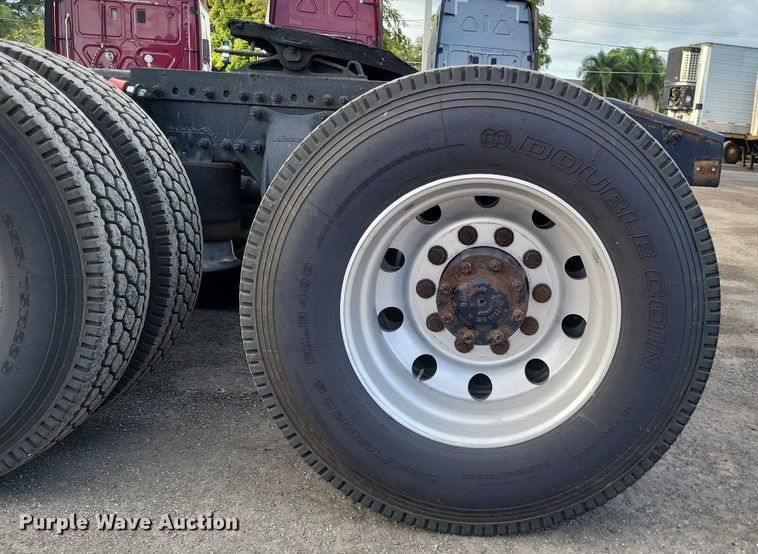 image for item MO9686 2015 Freightliner Cascadia 113  semi truck