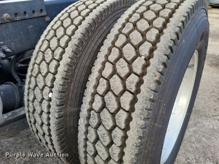 image for item MO9686 2015 Freightliner Cascadia 113  semi truck