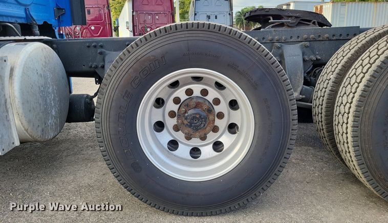 image for item MO9686 2015 Freightliner Cascadia 113  semi truck