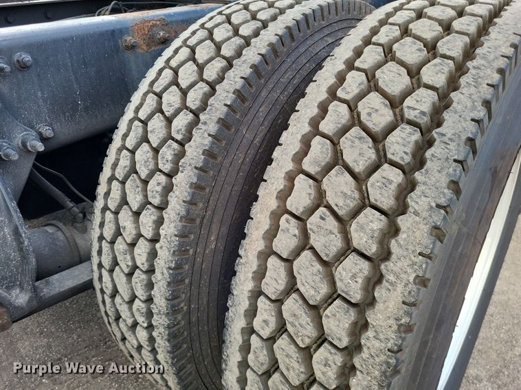 image for item MO9686 2015 Freightliner Cascadia 113  semi truck