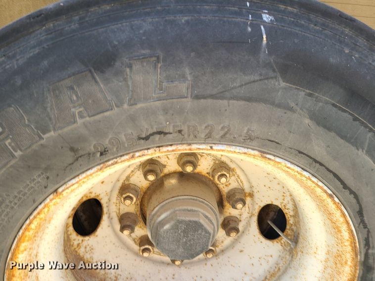 image for item MO9920 2002 Reitnouer  flatbed trailer