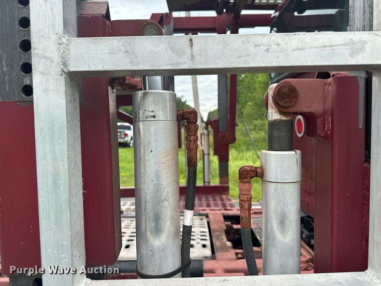 image for item MQ9297 2006 Peterbilt 335  car carrier truck