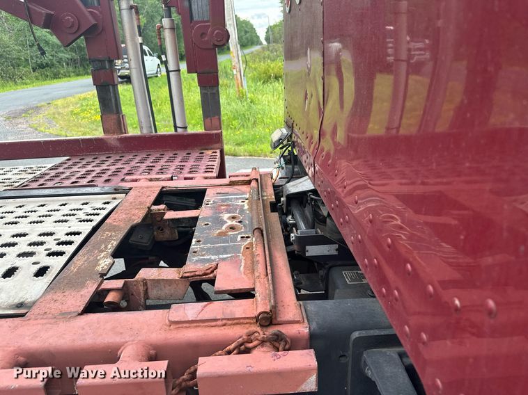 image for item MQ9297 2006 Peterbilt 335  car carrier truck