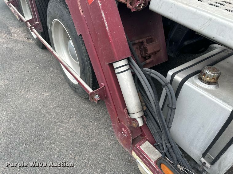 image for item MQ9297 2006 Peterbilt 335  car carrier truck