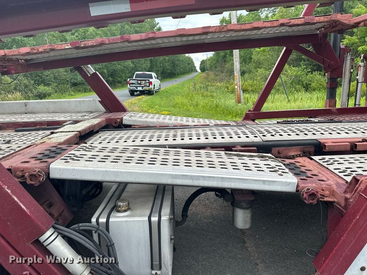 image for item MQ9297 2006 Peterbilt 335  car carrier truck