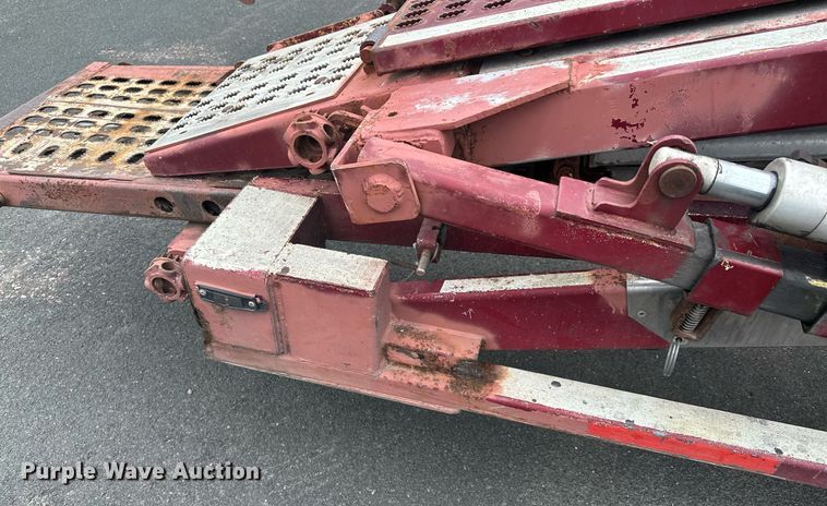 image for item MQ9297 2006 Peterbilt 335  car carrier truck