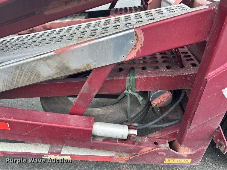 image for item MQ9297 2006 Peterbilt 335  car carrier truck