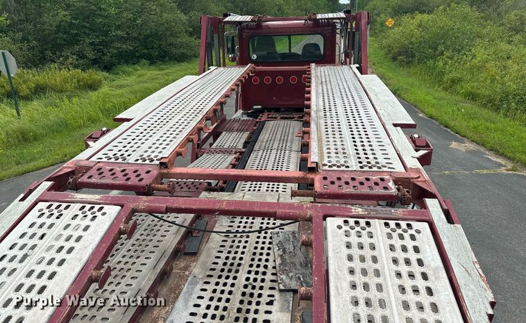 image for item MQ9297 2006 Peterbilt 335  car carrier truck