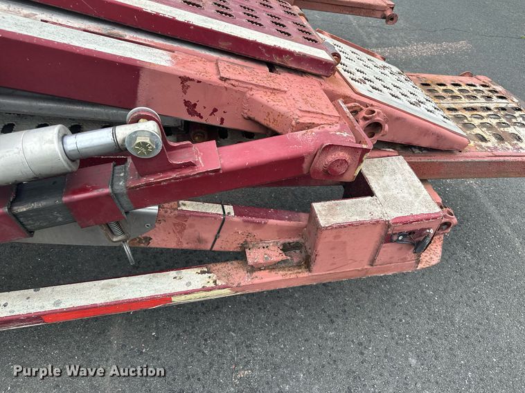 image for item MQ9297 2006 Peterbilt 335  car carrier truck