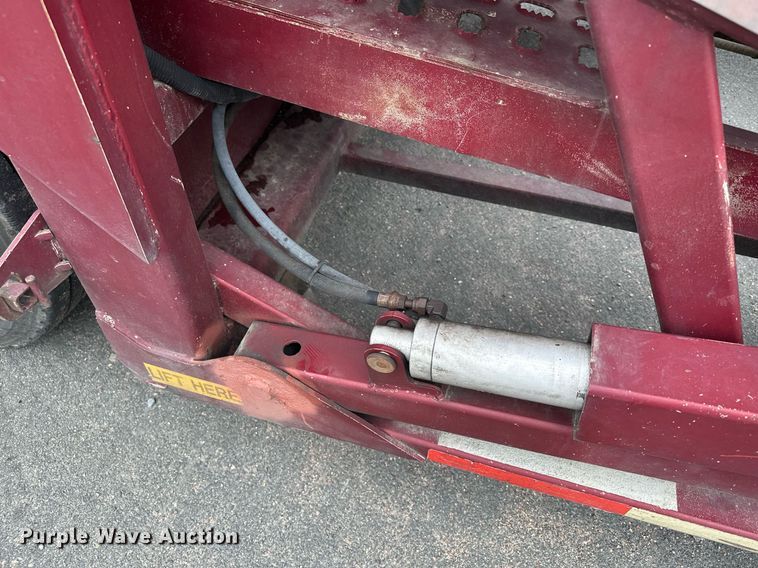 image for item MQ9297 2006 Peterbilt 335  car carrier truck