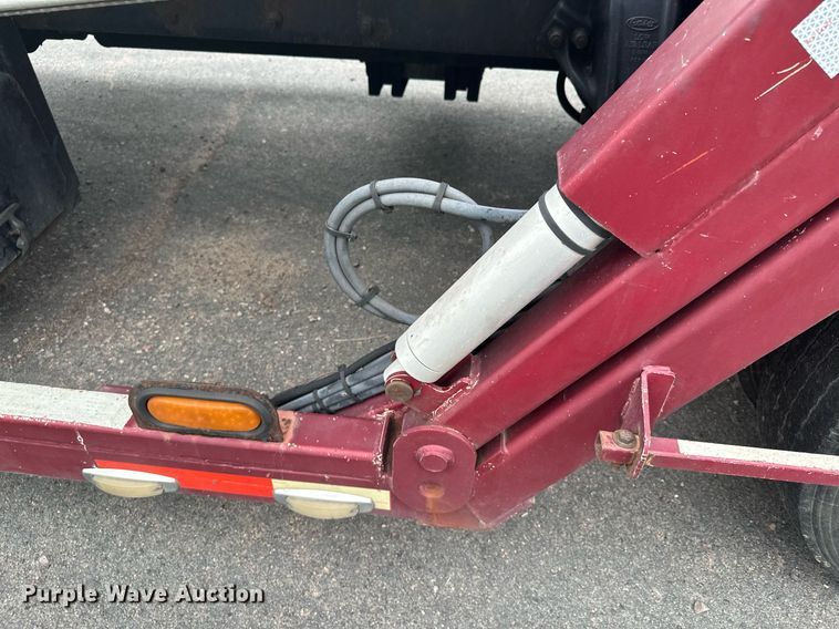 image for item MQ9297 2006 Peterbilt 335  car carrier truck