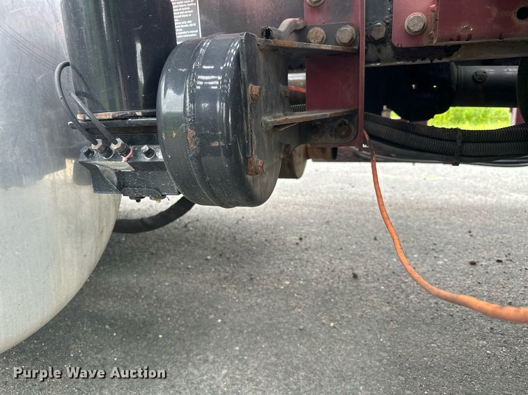 image for item MQ9297 2006 Peterbilt 335  car carrier truck