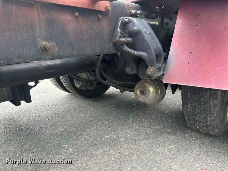 image for item MQ9297 2006 Peterbilt 335  car carrier truck