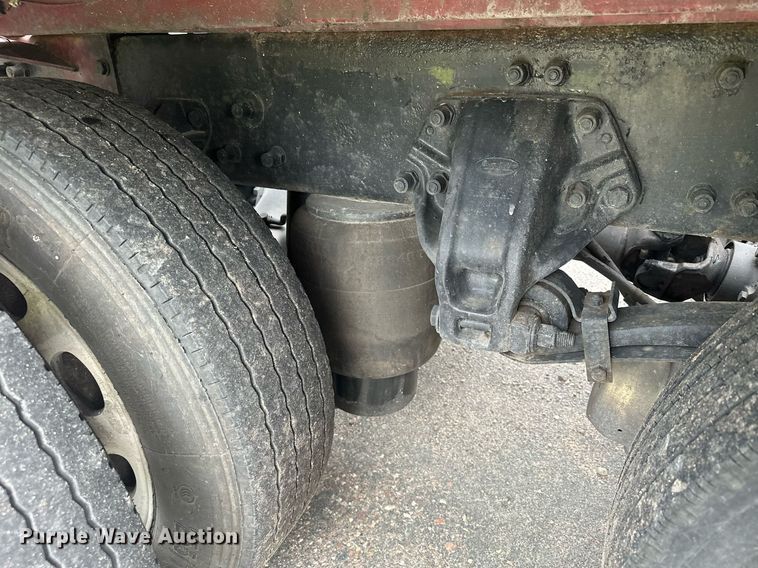 image for item MQ9297 2006 Peterbilt 335  car carrier truck