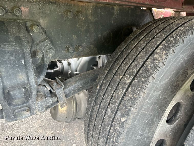 image for item MQ9297 2006 Peterbilt 335  car carrier truck