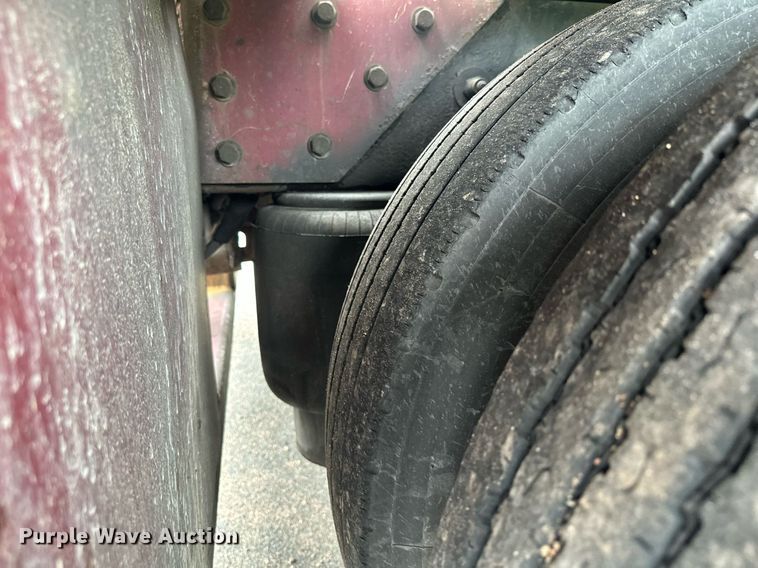 image for item MQ9297 2006 Peterbilt 335  car carrier truck