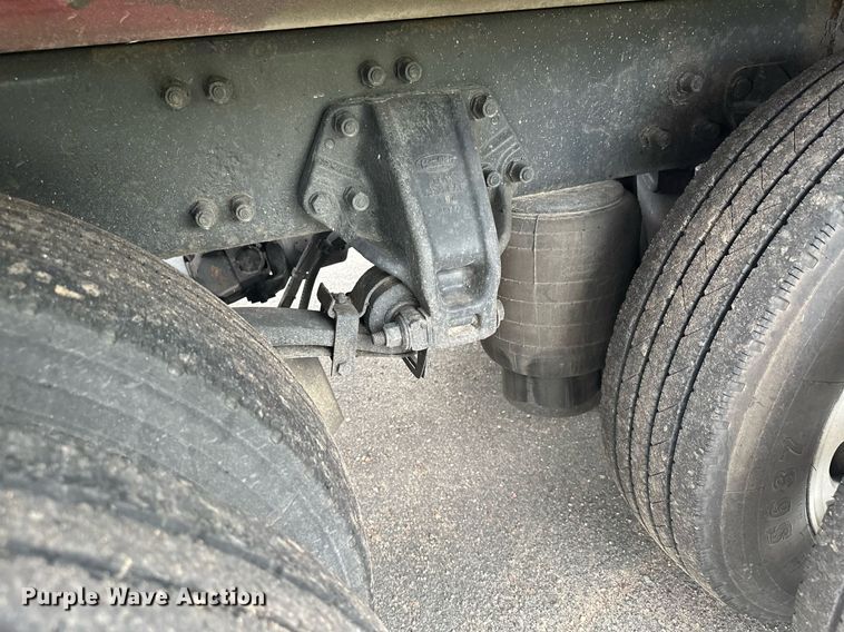 image for item MQ9297 2006 Peterbilt 335  car carrier truck