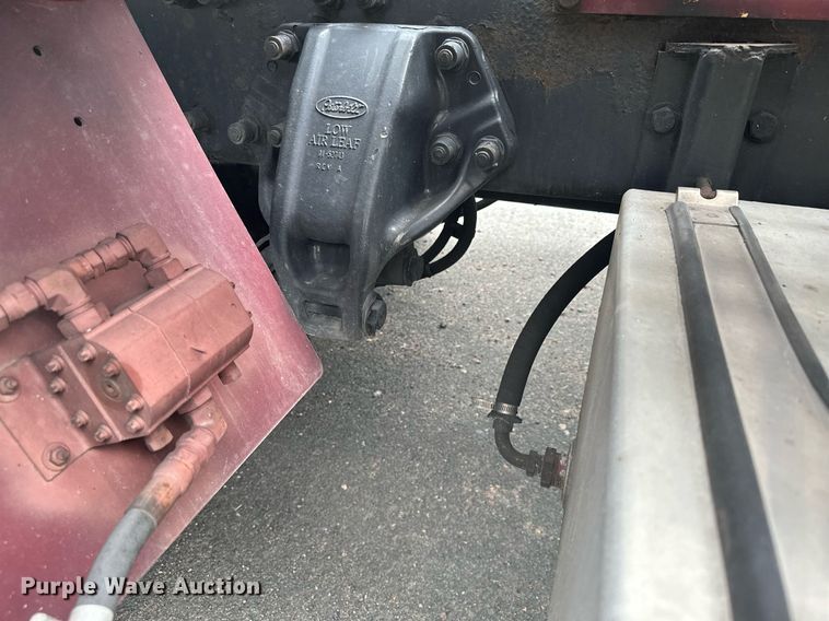 image for item MQ9297 2006 Peterbilt 335  car carrier truck