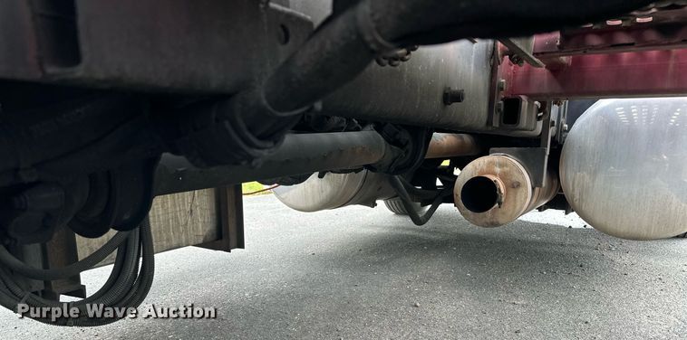 image for item MQ9297 2006 Peterbilt 335  car carrier truck