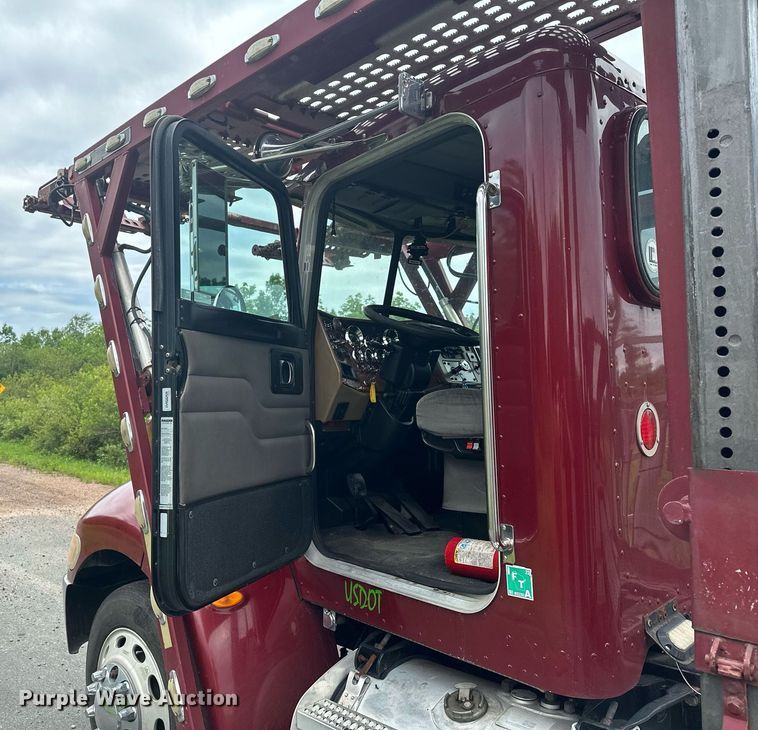 image for item MQ9297 2006 Peterbilt 335  car carrier truck