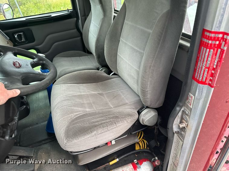 image for item MQ9297 2006 Peterbilt 335  car carrier truck