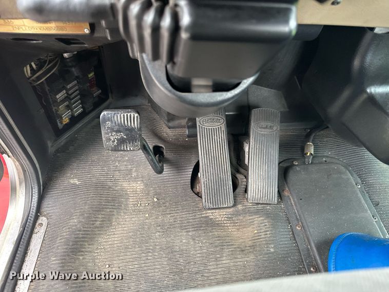 image for item MQ9297 2006 Peterbilt 335  car carrier truck