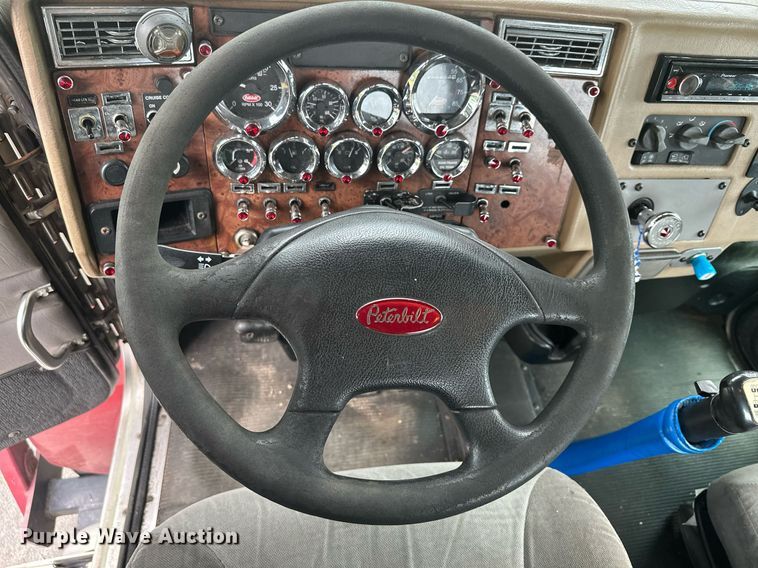 image for item MQ9297 2006 Peterbilt 335  car carrier truck