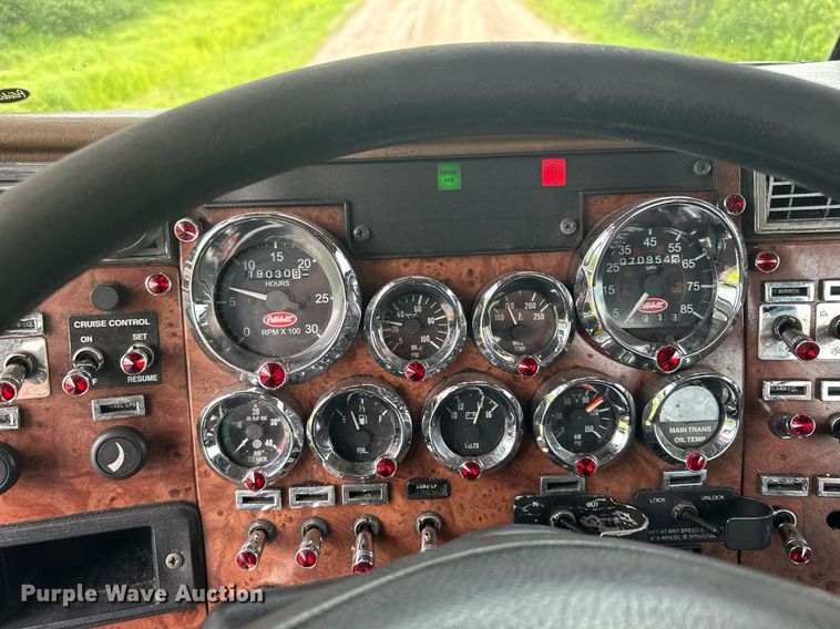 image for item MQ9297 2006 Peterbilt 335  car carrier truck