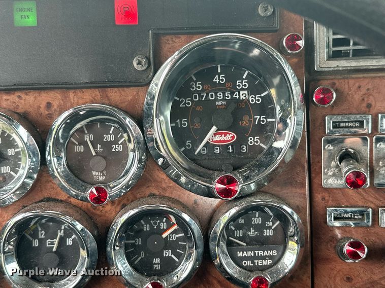 image for item MQ9297 2006 Peterbilt 335  car carrier truck