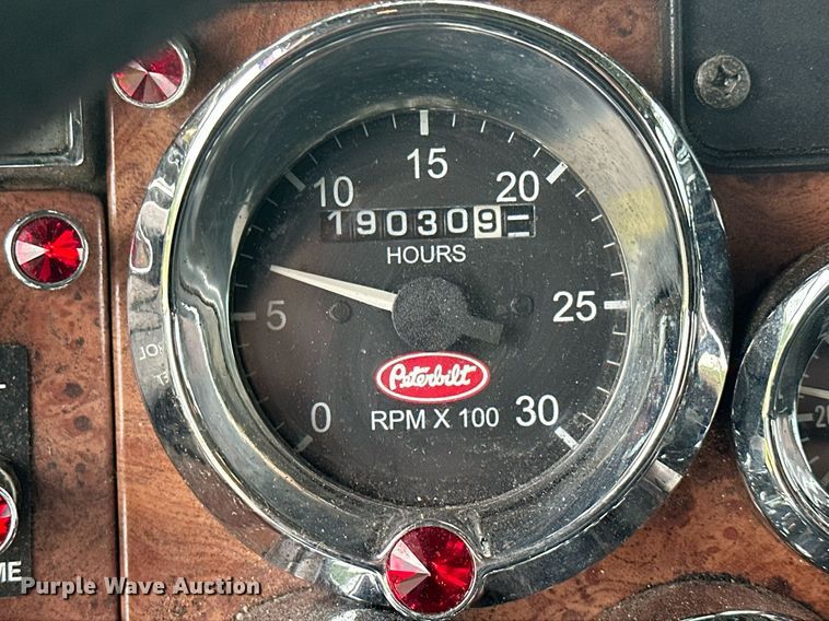 image for item MQ9297 2006 Peterbilt 335  car carrier truck