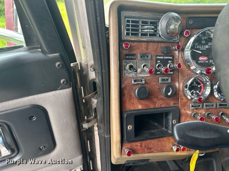 image for item MQ9297 2006 Peterbilt 335  car carrier truck