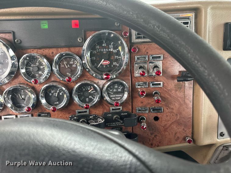 image for item MQ9297 2006 Peterbilt 335  car carrier truck