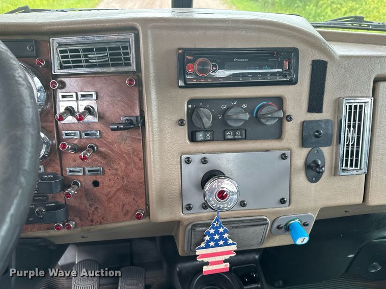 image for item MQ9297 2006 Peterbilt 335  car carrier truck