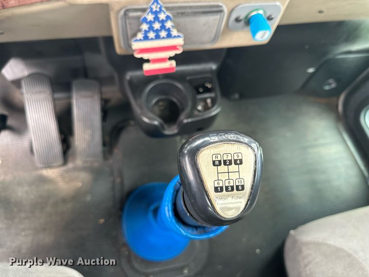 image for item MQ9297 2006 Peterbilt 335  car carrier truck