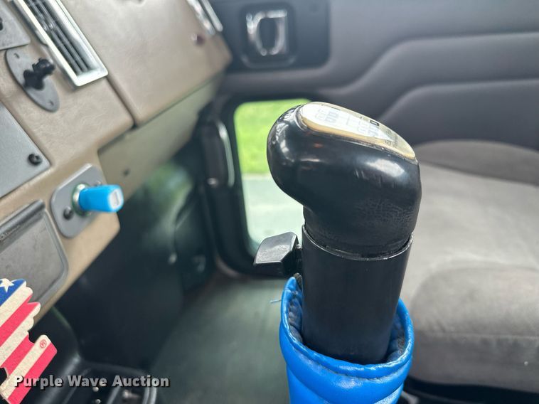 image for item MQ9297 2006 Peterbilt 335  car carrier truck