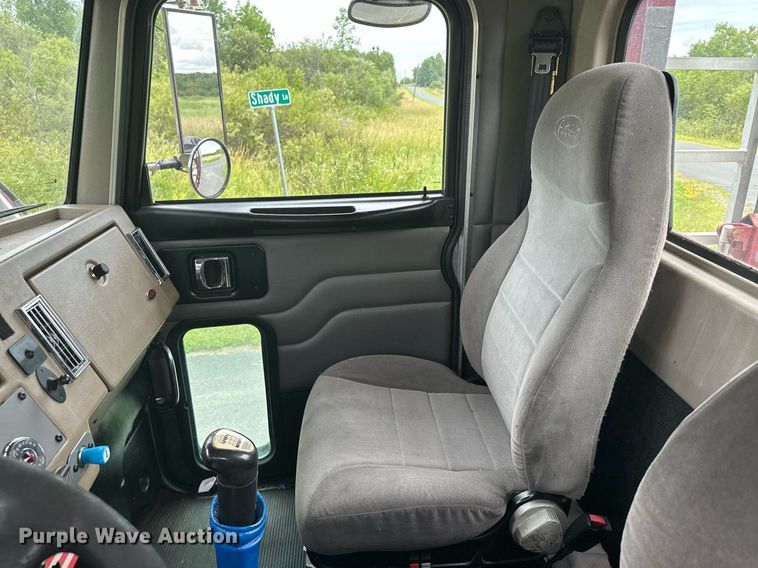 image for item MQ9297 2006 Peterbilt 335  car carrier truck