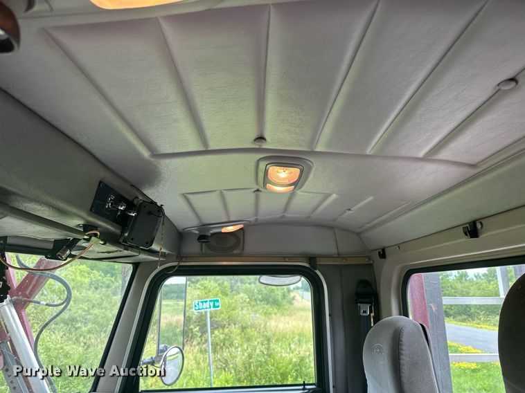 image for item MQ9297 2006 Peterbilt 335  car carrier truck